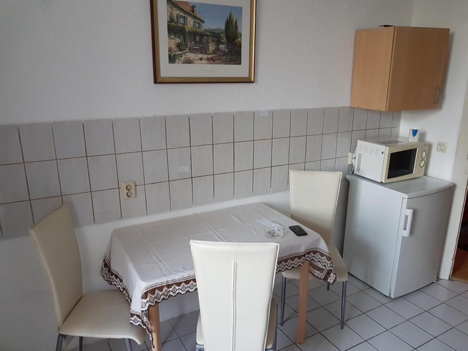 2 X Schlaf- Zimmer Fewo Schmidt 55 Qm, Bad Wc, Extra Kueche, Ausstattung Einfach Dafuer Billig Appartement Halberstadt Buitenkant foto